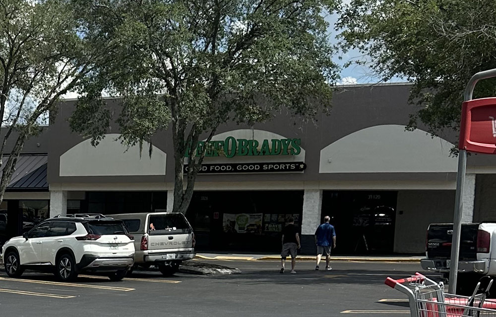 Island Associates negotiates lease extension for 2,160 s/f restaurant operated by Beef O’ Brady Bar and Grill at Lake Harris Square
