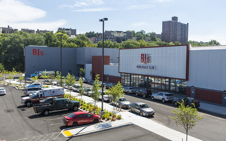 Vanbarton Group acquires 159,037 s/f Riverdale Crossing for $133 million; Spies, Harmon and Donege of Eastdil Secured rep seller, Angelo Gordon & Co. and Metropolitan Realty Advisors